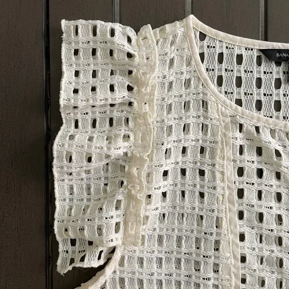 BANANA REPUBLIC SHEER RUFFLE EYELET NET BLOUSE TOP!! - Picture 4 of 9